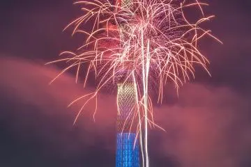<p><span style="line-height: 20.8px;">Kebang api berpendar dalam aneka warna di depan Tokyo Skytree</span></p>
