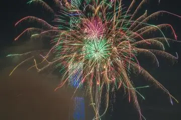 <p><span style="line-height: 20.8px;">Kebang api berpendar dalam aneka warna di depan Tokyo Skytree</span></p>
