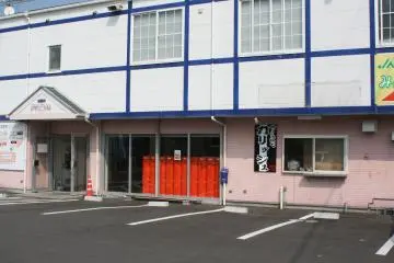 This is what the parking area looks like -  wide, spacious, convenient