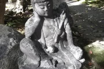 <p>Another statue taking his ease</p>