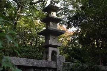 <p>A pagoda surrounded by greenery</p>