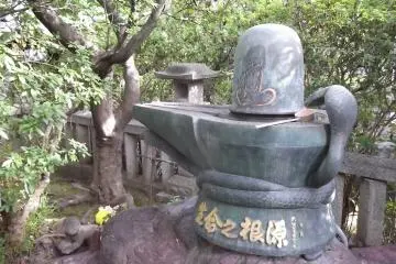 <p>Watch for the snake when you purify your hands</p>