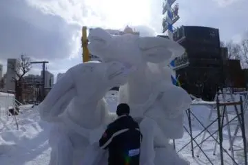 Creating a sculpture at the international competition area