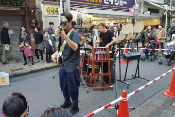 <p>정열적으로 샤미센을 연주하는 젊은이.</p>