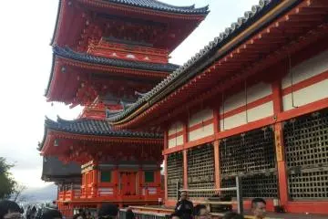 <p>วัดคิโยมิสึเดระ (清水寺 Kiyomizu-dera)</p>