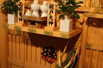 <p>ศาลเจ้า ใน&nbsp;วัดคิโยมิสึเดระ (清水寺 Kiyomizu-dera)</p>