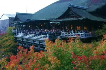 <p>วัดคิโยมิสึเดระ (清水寺 Kiyomizu-dera) บรรยากาศ ใบไม้ เปลี่ยนสีในฤดูใบไม้ร่วง</p>