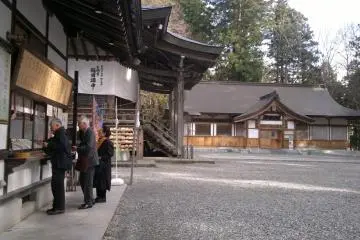 <p>Worshipers lining up before performing their prayers.</p>
