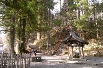 <p>Both the&nbsp;pavement and stone stairs will bring you to the main hall of Chusha Shrine.</p>