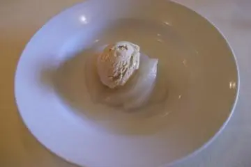 <p>Pear potong dan es krim karamel</p>
