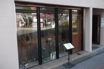 <p>Jalanan terefleksi di kaca depan restoran ini</p>