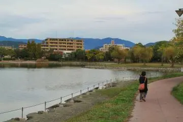 La piste est réservée aux piétons, vous n'avez pas besoin de faire attention aux vélos