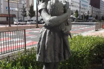 <p>I'm still not sure what she's carrying here</p>