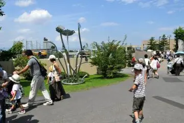 Family crowds fill the zoo