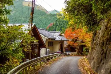 <p>Passing the occasional residential area along the way</p>