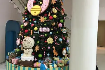 <p>Terdapat pohon natal indah yang dihias dengan spesial ketika saya berkunjung kesana.</p>