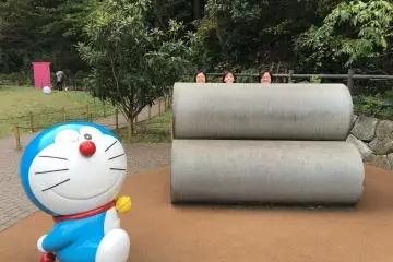 <p>Tempat bermain dimana mereka biasanya bermain bersama telah dibuat replikanya di dalam taman.</p>