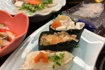 L'assortiment à 3 500¥ comprenait des plats à base de fugu préparés de différentes manières : cru en sashimi, grillé, en salade, en soupe et comme sushi