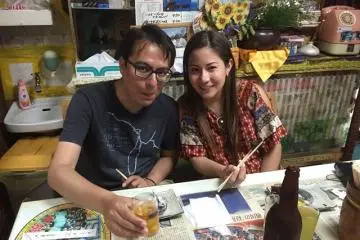 <p>Menikmati makan siang di kedai lokal</p>