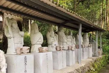 <p>Japan's seven lucky gods are all represented at this Yasaka Shrine.</p>