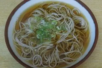 <p>Soup and noodles (かけそば　kakesoba)</p>
