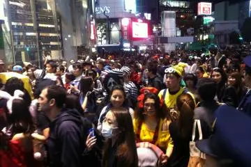 <p>ที่ไหนๆก็มีแต่คน(ผี)</p>