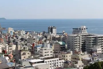 <p>A view of Atami from the rooftop.</p>

