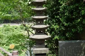 a roadside stone statue