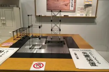 <p>Staff will turn the lever to make the steel floor vibrate left and right to simulate an earthquake and show how different steel structures affect the stability of the buildings.</p>
