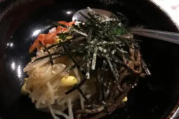 ข้าวยำเกาหลี บิบิมบาบ เสริฟมาในตอนท้าย 