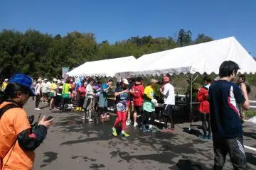 <p>One of the water stops. &nbsp;The water stops had all the usual marathon water stop stuff, plus local goodies</p>