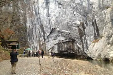 <p>"Shishigahana", or the "Lion's Snout", the great rock wall that extends downwards, resembling the nose of a lion. Geibikei (which literally means "Majestic Snout") earned its name from this rock.</p>