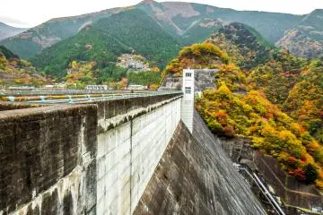 다마가와를 강타하여 오쿠 타마 호수를 만드는 거대한 구조물 인 오구치 댐