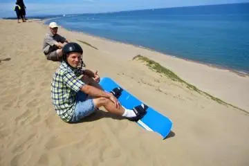 The author at the top of the sliding hill (Photo: My sand boarding instructor)