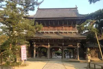 Near the ferry terminal is Chionji, a temple for students and candidates to gather intelligence and insight.&nbsp;&nbsp;
