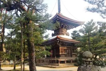 As one of three monju temples in Japan, Chionji is associated with Manjusri, a bodhisattva associated with transcendent wisdom.&nbsp;
