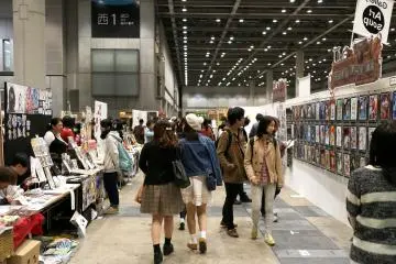 <p>The room is full of wall to wall art including many people that have their own tables to showcase the different art and homemade miscellaneous objects that they are selling.&nbsp;</p>