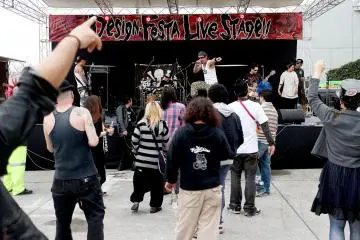 <p>You can hang out and have some food as well as enjoying listening to live bands outside while you're taking a break from the indoor art show.&nbsp;</p>