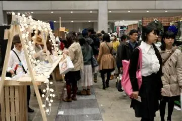 <p>Many people decide to decorate their own tables and booths in any way they wish including live light bulbs or any other kinds of art objects.&nbsp;</p>