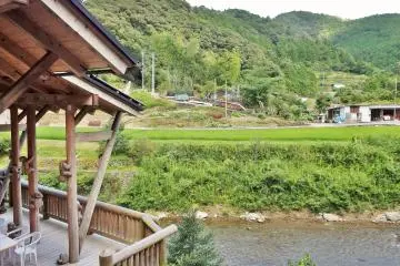 <p>The museum has a lovely balcony, with tables, overlooking the river beside it. A small kiosk, selling simple food items, is sometimes (but not always) open.</p>