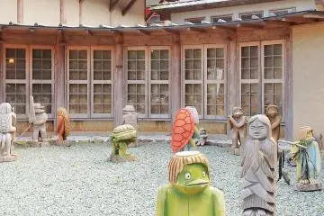 <p>The museum is a 30 minute drive from Shimantocho-Chuo Interchange on the Kochi Expressway. It is a 45 minute walk from JR Utsuigawa Station on Shikoku's Yodo Line. It is about 2 kilometers from the Kaiyodo Hobby Museum.</p>