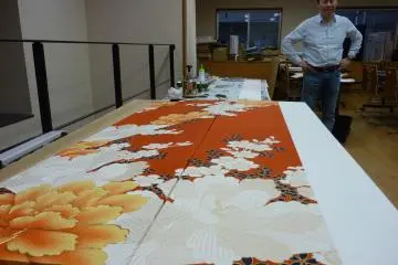 <p>Mr Kataoka contemple son oeuvre</p>