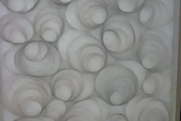 <p>Byōbu translucide avec effet d'ombrage gr&acirc;ce &agrave; des copeaux de bois</p>