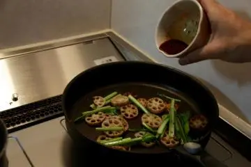 Masukkan campuran kecap asin dan jahe