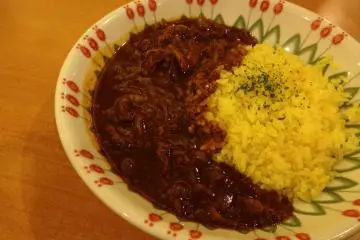<p>Stew with turmeric rice.</p>
