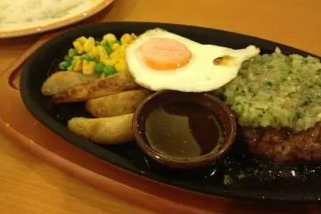 <p>Hamburg steak with vegetable salsa.</p>