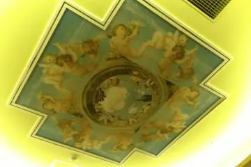 <p>Interior design that makes Saizeriya feel a lot more Italian.</p>