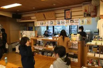 <p>The cafe sells meals and desserts.</p>