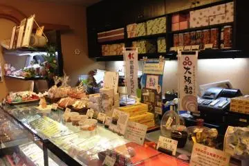 The are three kinds of murasame. &nbsp;White bean is 580 yen, Red bean is 480 yen, and matcha green tea is 780 yen (reservations may be required for the green tea cake orders)

