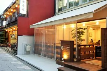 <p>The 'Cafe &amp; Dining Fleur', popular for their dessert pancakes, sits right beside the ryokan.</p>

